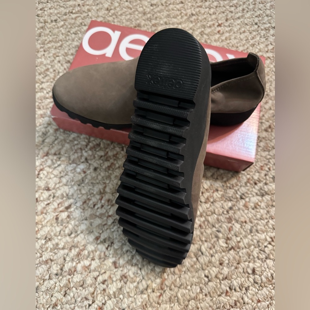 Aetrex Women’s Tan and Black Slip-On Loafers